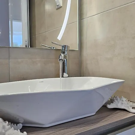 Chronis In آداماس